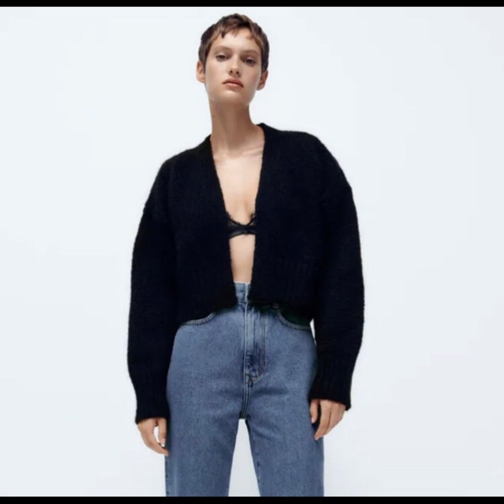 Zara Knit Cropped Chunky Sweater in Black in Size S